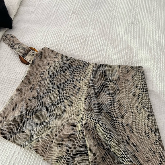 Zara Snakeskin print skort. There are shorts inside the skirt. - Picture 4 of 4